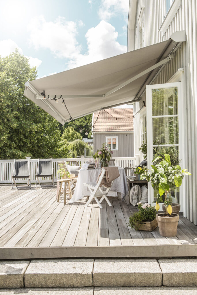 Uteplats med terrassmarkis.